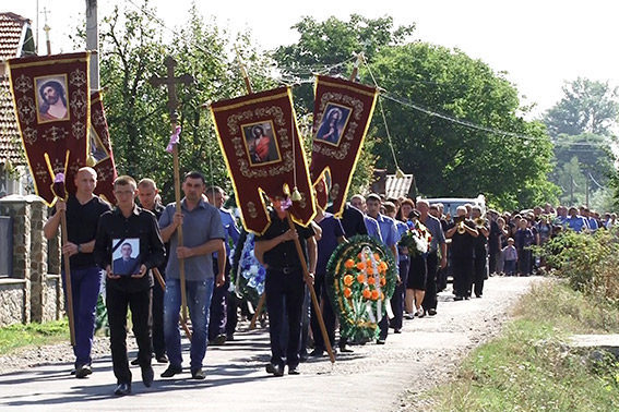 На Франківщині провели в останню путь поліціянта, який загинув під час виконання службових обов’язків (ФОТО
