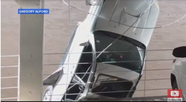 Автівка вилетіла з 9-го поверху, водій дивом врятувався (ВІДЕО)