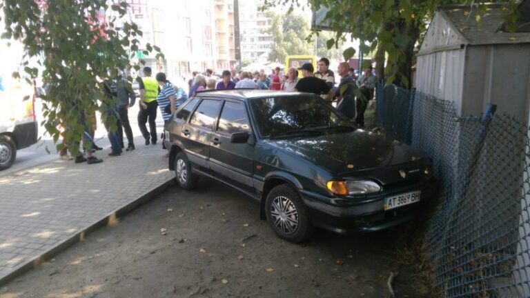 На капоті – тризуб, а в крові – 3,51 проміле алкоголю: подробиці “п’яного” ДТП на Хоткевича (ФОТОФАКТ)