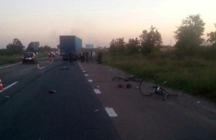 Фура збила групу велосипедистів під Києвом – загинула дитина