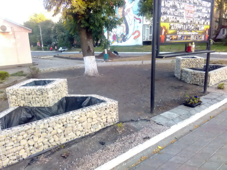 Декоративні габіони встановлюють у Бурштині (ФОТО)