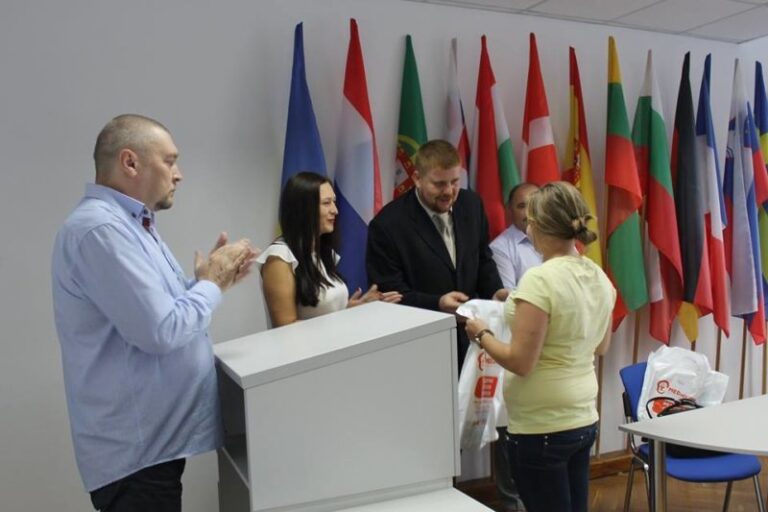Десятьом прикарпатцям благодійники вручили слухові апарати