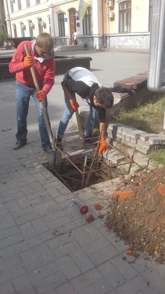На Стометрівці встановлюють дерево з сонячними  батареями (ФОТОФАКТ)