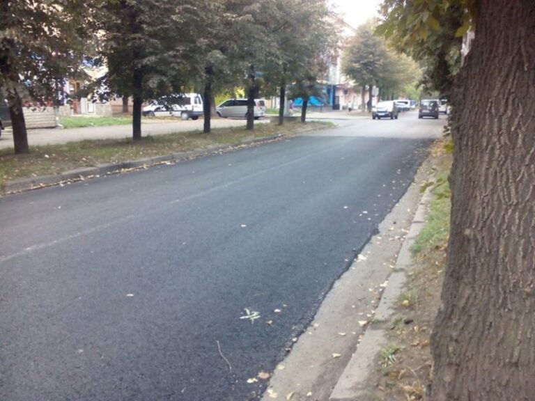 На Бельведерській ремонтують дорогу (ФОТО)