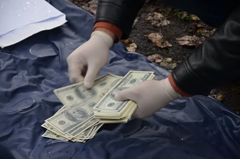 Інспектора фіскальної служби Львівщини затримали на хабарі у 100 тисяч