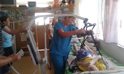 Благодійники дякують за підйомник, який полегшив життя працівникам прикарпатського дитбудинку (ФОТО)