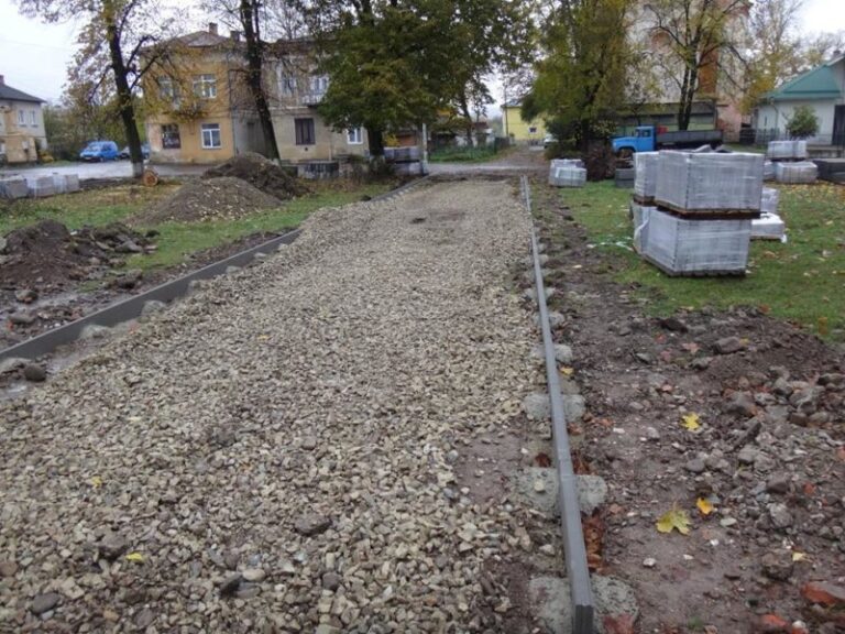Пішохідну доріжку облаштовують у Болехові (ФОТО)