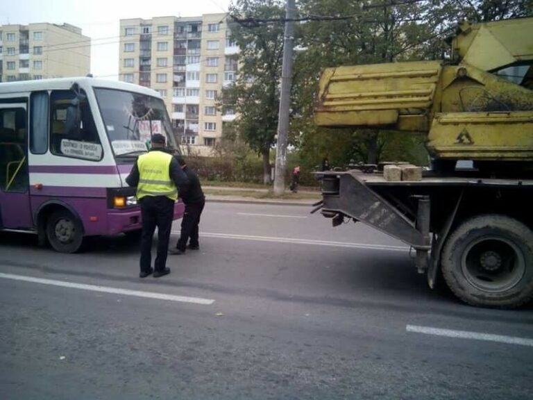Патрульні допомогли відбуксирувати автобус, який поламався на франківській дорозі (ФОТОФАКТ)