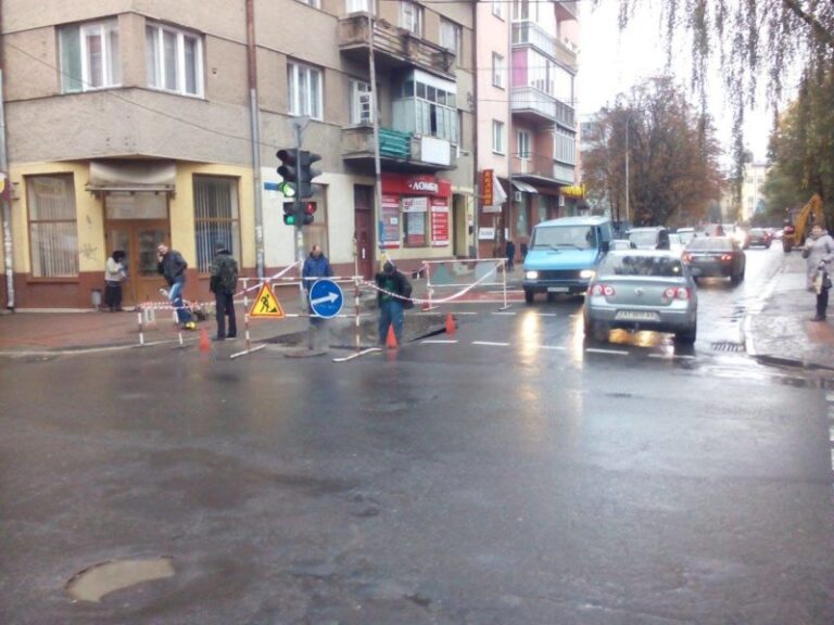 На Коновальця – Сахарова ремонтні роботи: водіям краще шукати інший шлях (ФОТОФАКТ)