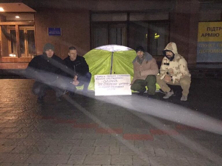 Депутат міської ради розбив намет перед “Білим домом” і розпочав обіцяне голодування (ФОТО)