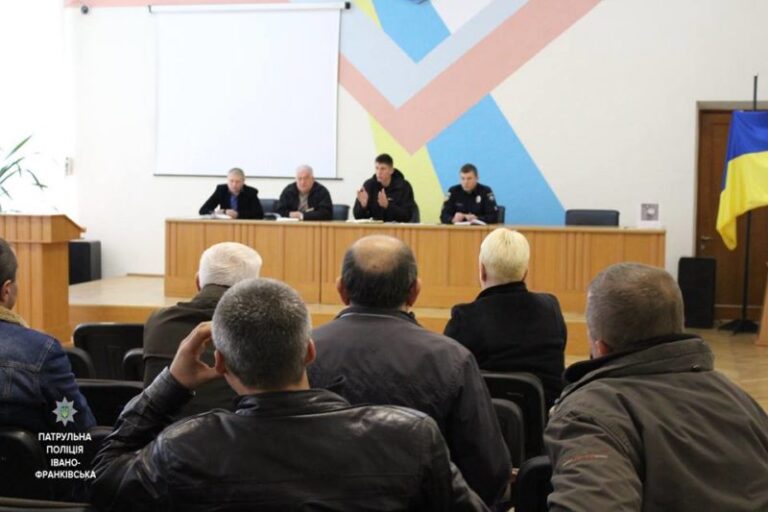 З початку року франківським патрульним на водіїв маршруток поскаржитися більше семисот разів