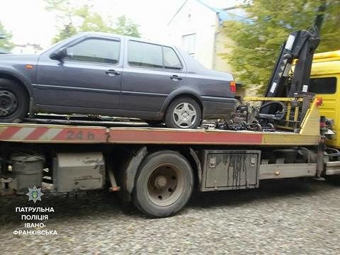 У Франківську евакуювали автівку чергового порушника (ФОТОФАКТ)