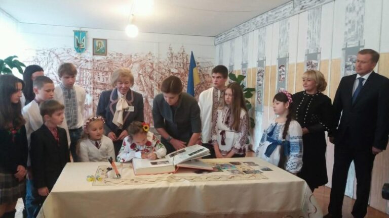 “Книга Миру” виникла з молитви”, – франківські діти учасників АТО писали про мир на зустрічі з Першою леді (ФОТОФАКТ)