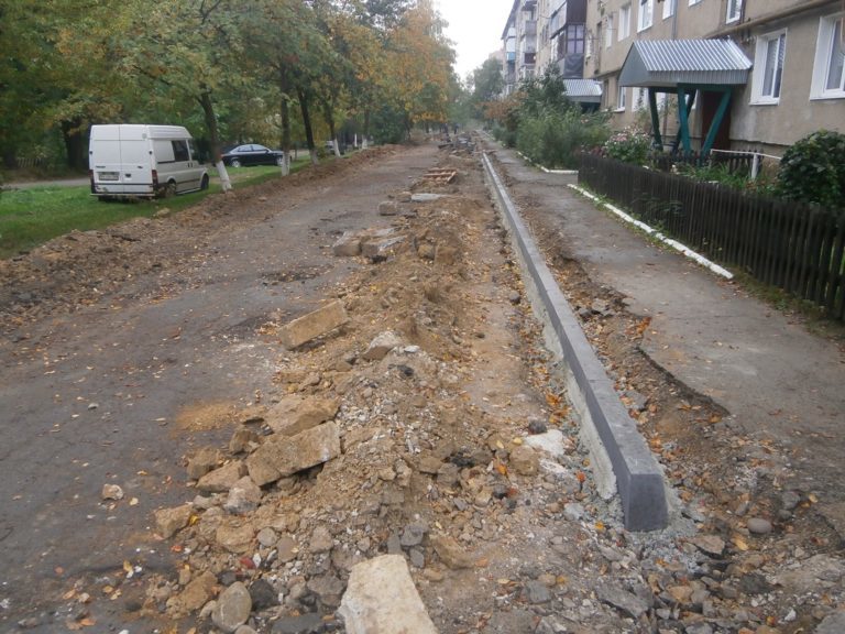 У Надвірній ремонтують занедбаний міжбудинковий проїзд (ФОТО)