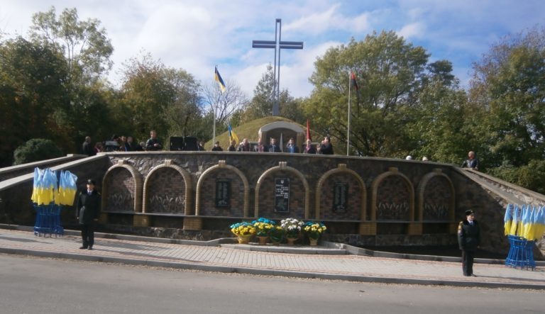 Оновлену символічну могилу освятили у Надвірній (ФОТО)