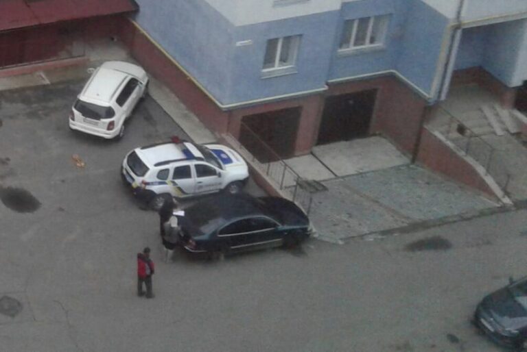 У Крихівцях вночі “роззули” легковик (ФОТО)