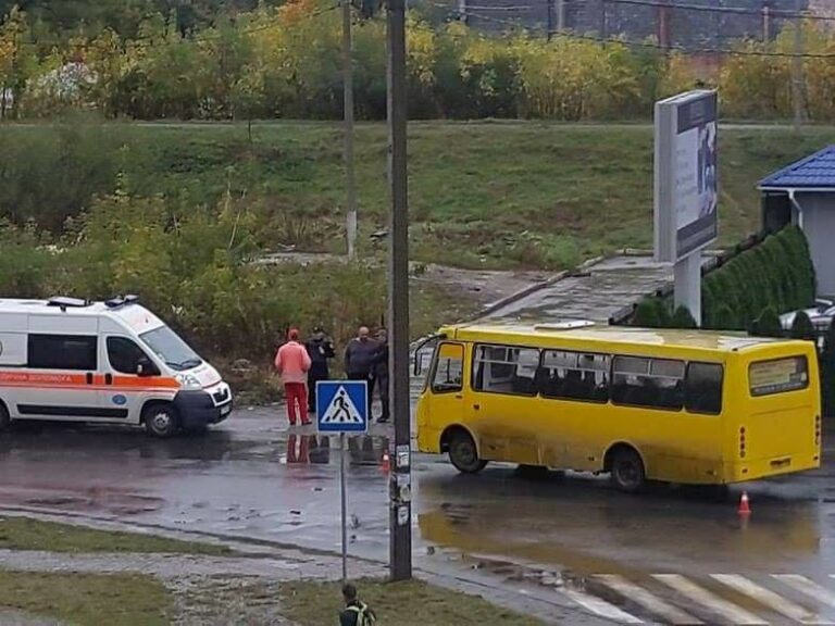 На Пасічній маршрутка збила велосипедиста (ФОТО)