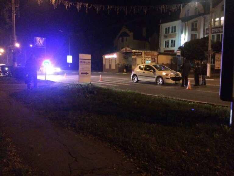 У Калуші на переході легковик збив двох людей (ФОТОФАКТ)