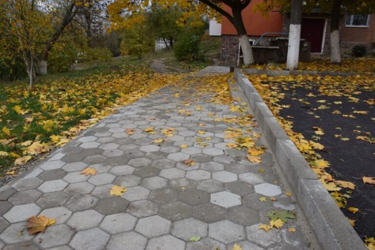 В Івано-Франківську впорядкували ще один двір (ФОТО)