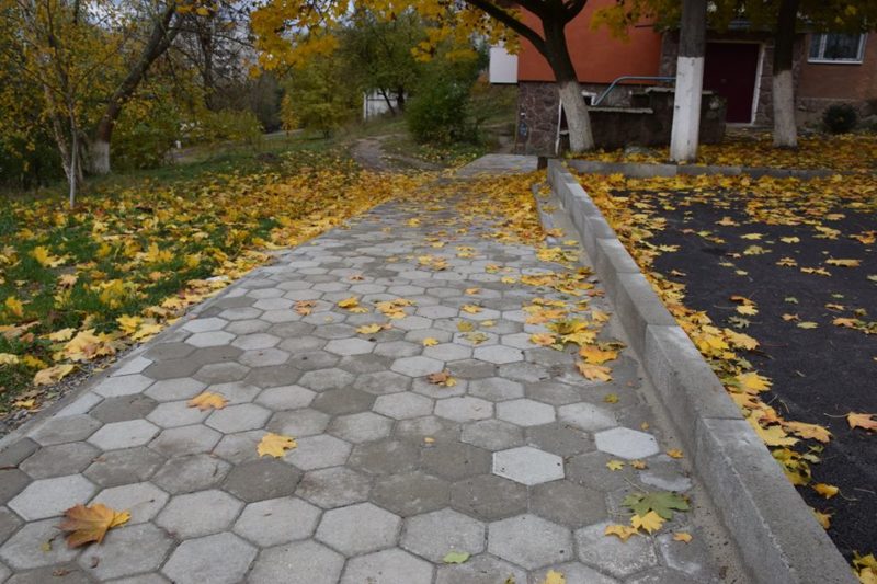 В Івано-Франківську впорядкували ще один двір (ФОТО)