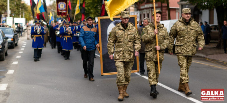 Традиції захисників: у Франківську врочистою ходою пройшли старенькі бійці УПА та юні військові ЗСУ та Нацгвардії (ФОТО,ВІДЕО)
