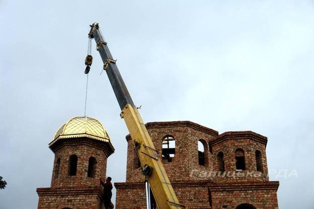 Куполи та хрести звели на новозбудованій галицькій церкві (ФОТО)