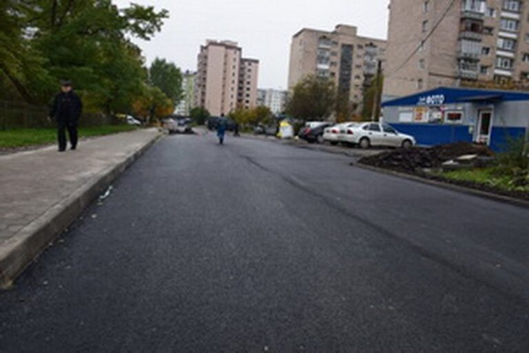 У Франківську комплексно впорядковують територію біля поліклініки (ФОТО)