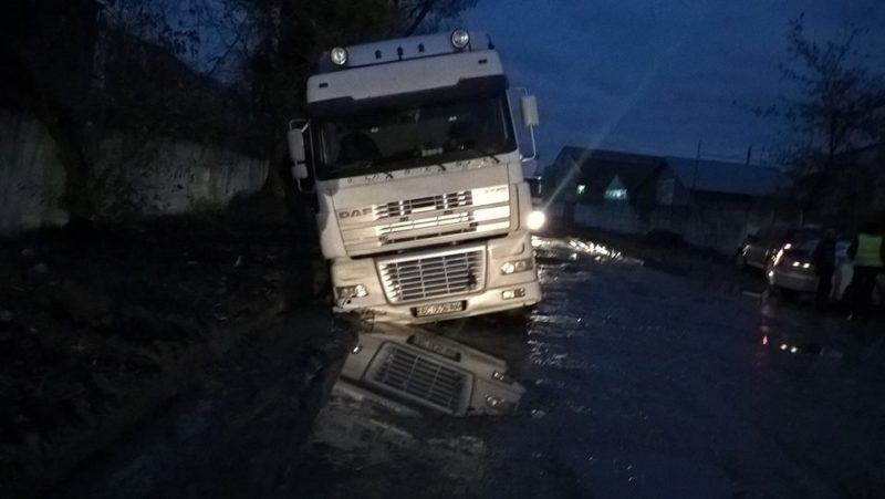 На Польовій вантажівка застрягла у болоті (ФОТО)