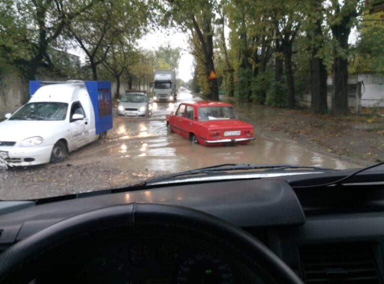 На Польовій машини не їздять, а плавають (ФОТОФАКТ)