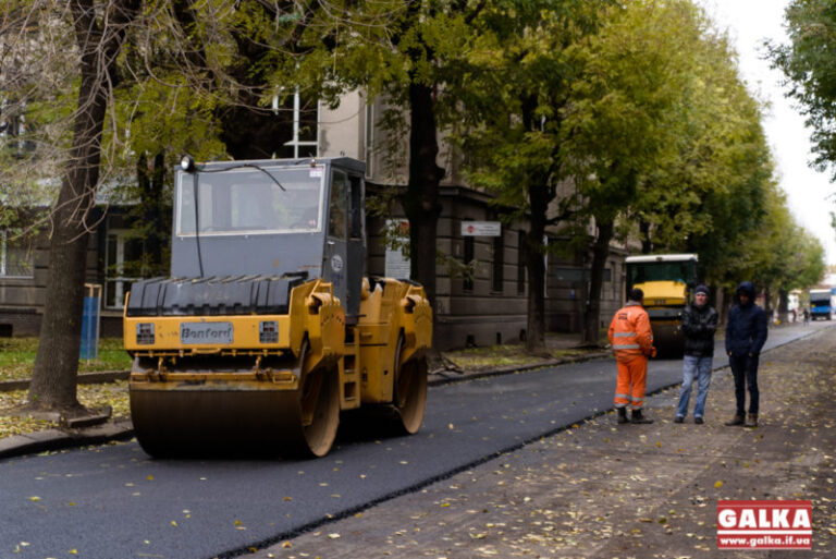 Зранку до ночі: на Грюнвальдській активно стелять новий асфальт (ФОТО)