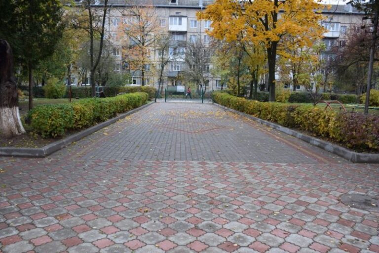 Комунальники завершують роботи у дворі франківського дитсадка (ФОТО)