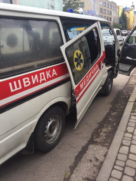 У Франківську в машини швидкої відпали двері (ФОТОФАКТ)