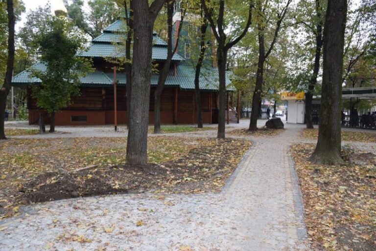 У Франківському сквері встановлять сучасні ліхтарі трьох видів (ФОТО)