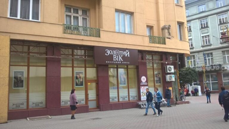 З ювелірного магазину на Стометрівці зняли завеликі вивіски (ФОТО)