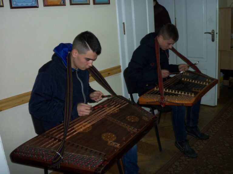 Гри на цимбалах навчали прикарпатських чиновників (ФОТОФАКТ)