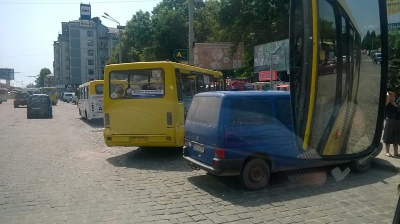 Працівник “Електроавтотрансу” показав, на що схожий робочий день водія маршрутки