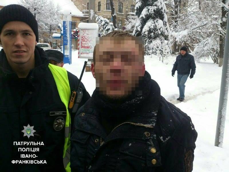 З погонею та травмою пішохода: франківські патрульні затримали водія “під кайфом” (ФОТО)