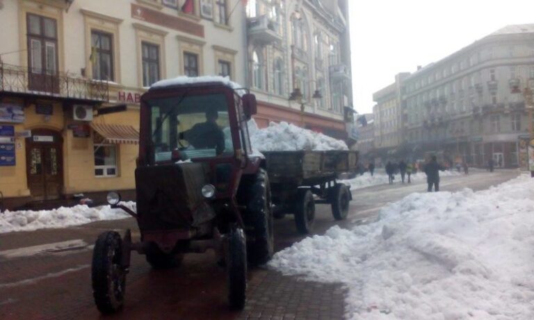 Комунальники прокинулися зі сплячки: масово вивозять сніг з центру Франківська (ФОТО)