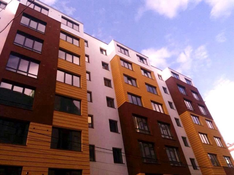 Житло з харизмою: завершуються фасадні роботи ЖК на Залізничній, 3