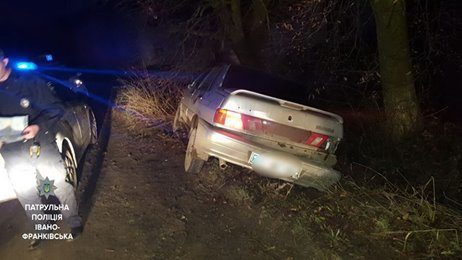 Три екіпажі франківських патрульних ловили п’яного водія, який був без штанів (ФОТО)