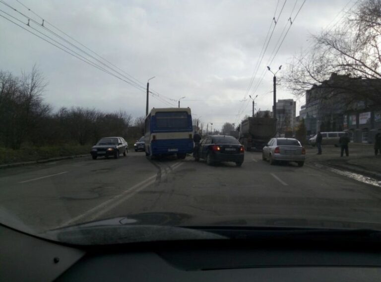 На Івасюка в аварію втрапив рейсовий автобус (ФОТО)