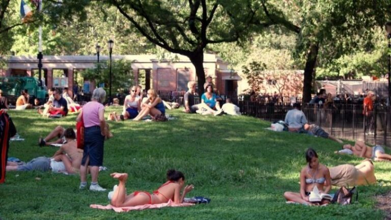 Прилюдний секс у присутності дитини розлютив мережу (ВІДЕО 18+)