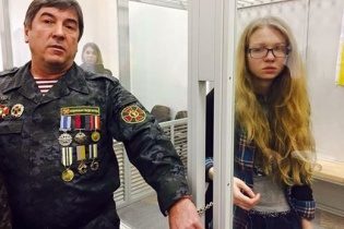 Тимошенко прикував себе кайданками під час суду над Заверухою (ВІДЕО)