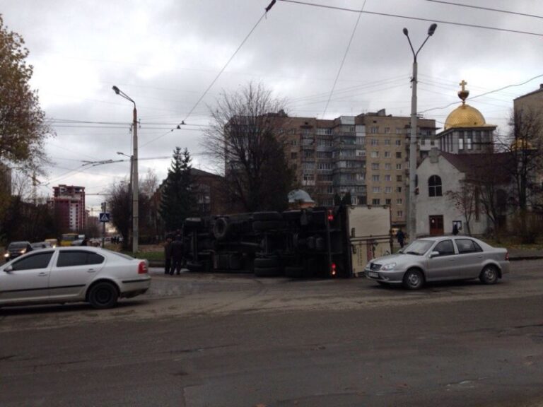 ДТП дня: на “Позитроні” перекинулася вантажівка (ФОТО)