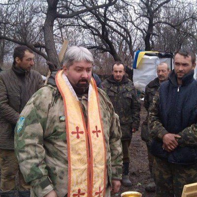 Військовому капелану з Франківська подарували камуфляж, аптечку та спальник