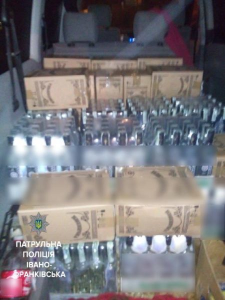 У Франківську патрульні затримали мікроавтобус з фальсифікованим алкоголем (ФОТО)