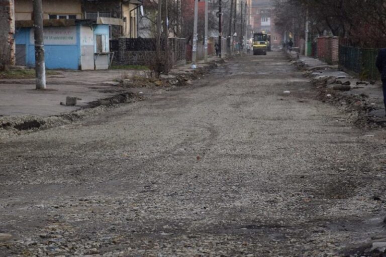 У Франківську активно ремонтують вулиці Кармелюка та Ленкавського (ФОТО)