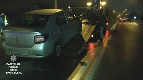 Патрульні евакуювали автомобіль нетверезого водія, який заснув за кермом (ФОТО)