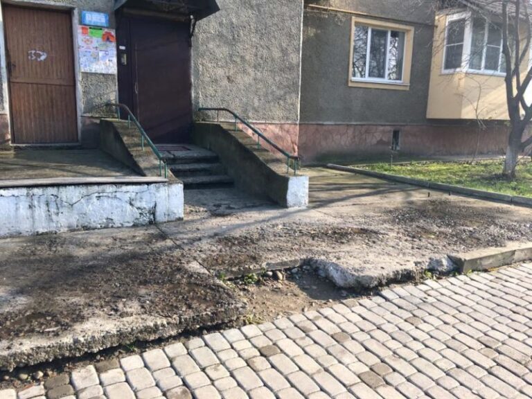 У Франківську брукують ще один двір (ФОТО)