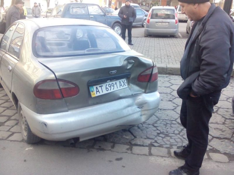 ДТП за участю великого автобуса паралізувала рух в центрі Франківська (ФОТО)